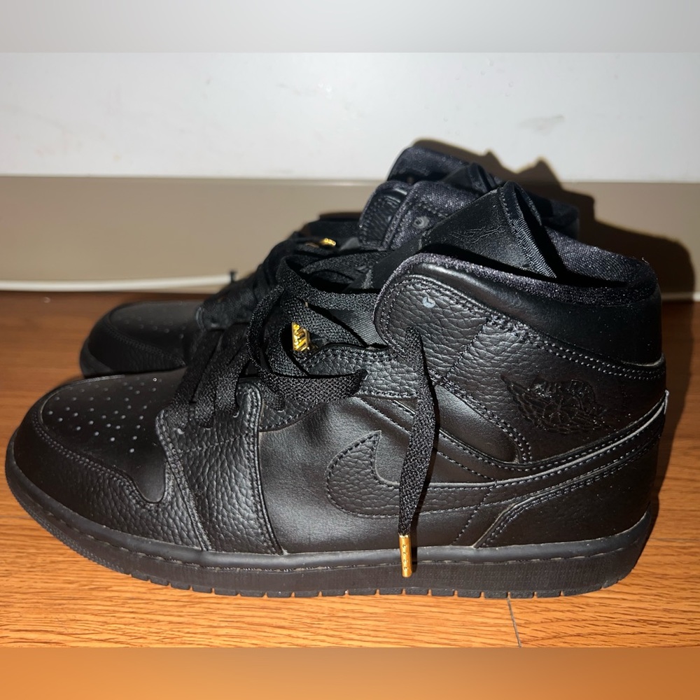 Jordan 1 mid triple black